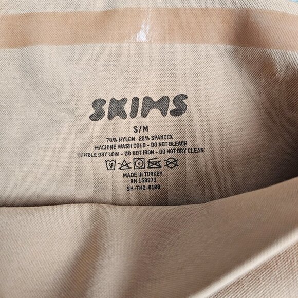 SKIMS Seamless Sculpting Mid Waist Nude Thong Shapewear - Picture 5 of 10